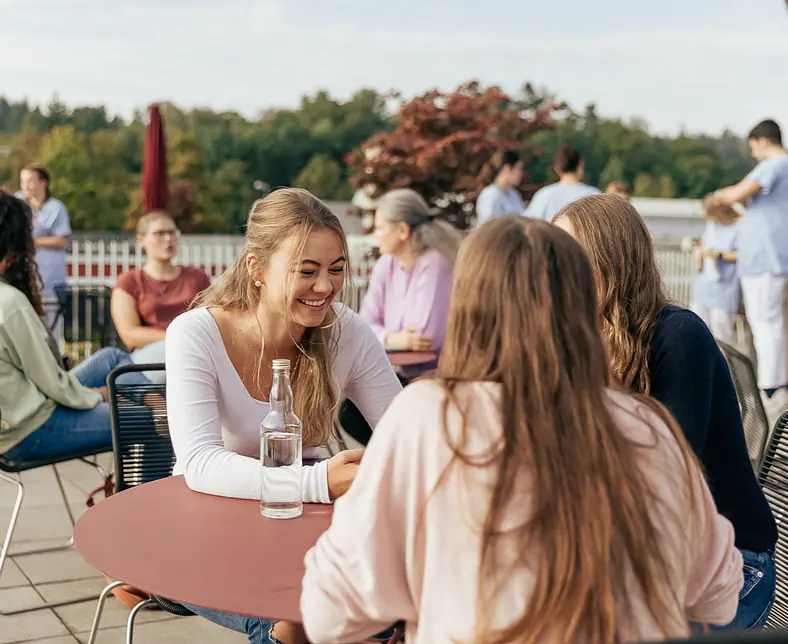 bz-pflege-unterhaltung-terrasse-gruppe.jpg